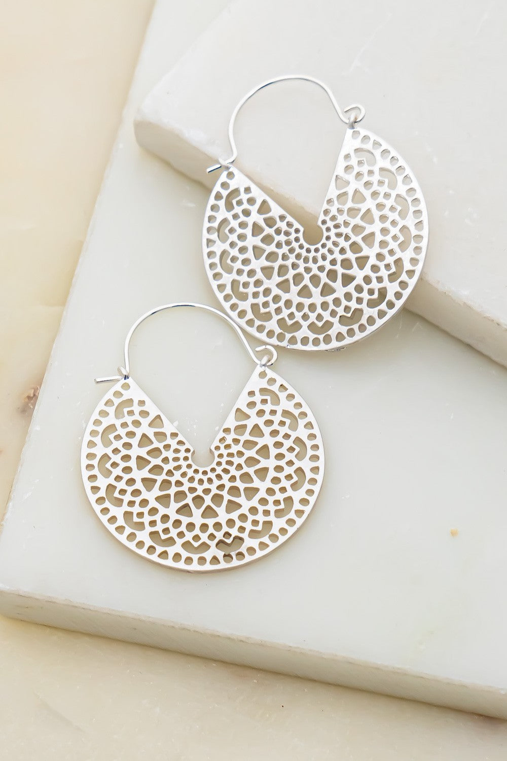 Openwork metal earrings 520