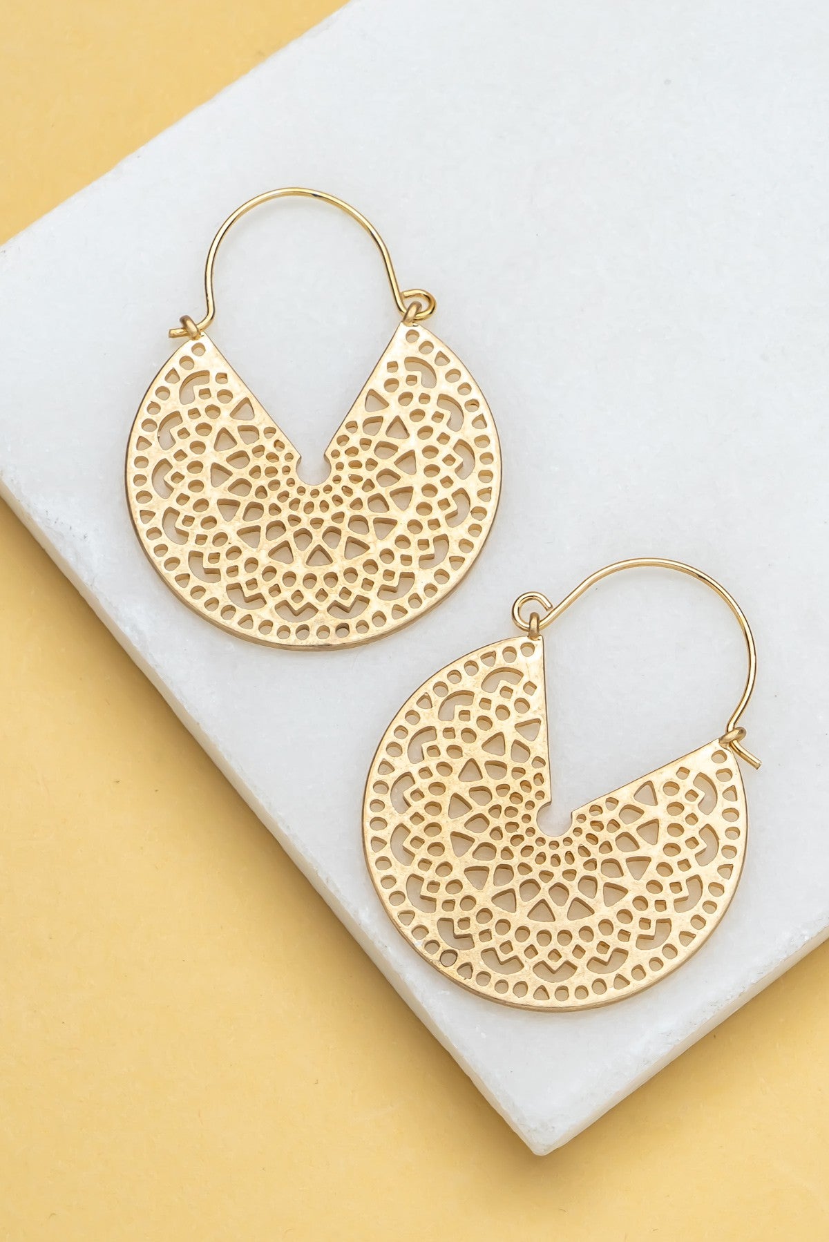 Openwork metal earrings 520